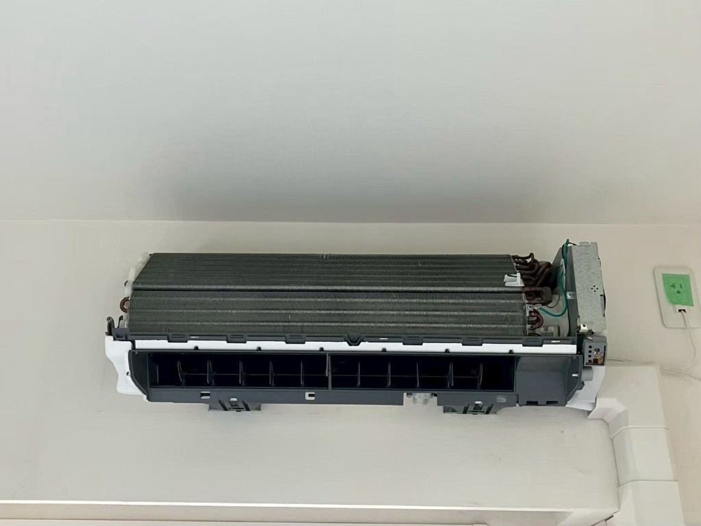 【マンション】エアコン分解洗浄・日立 白くまくん(STAINLESS CLEAN)の内部汚れを徹底除去の施工中写真2