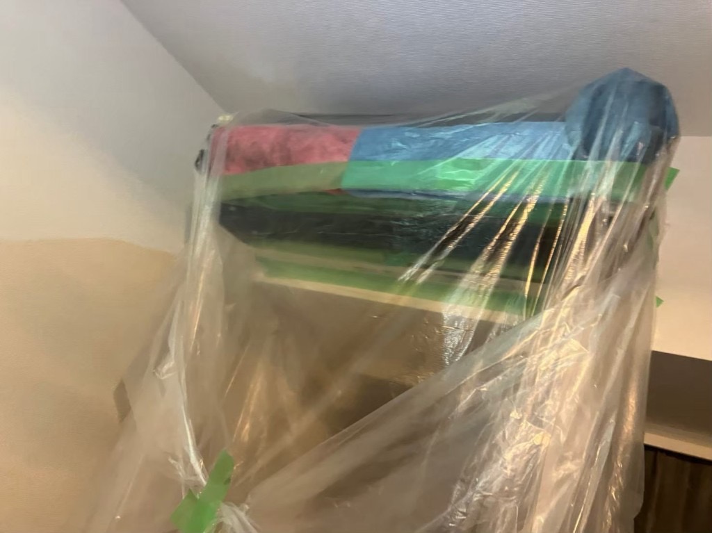 【マンション】エアコン分解洗浄・三菱 霧ヶ峰(お掃除機能付き)の内部汚れを徹底除去の施工中写真1