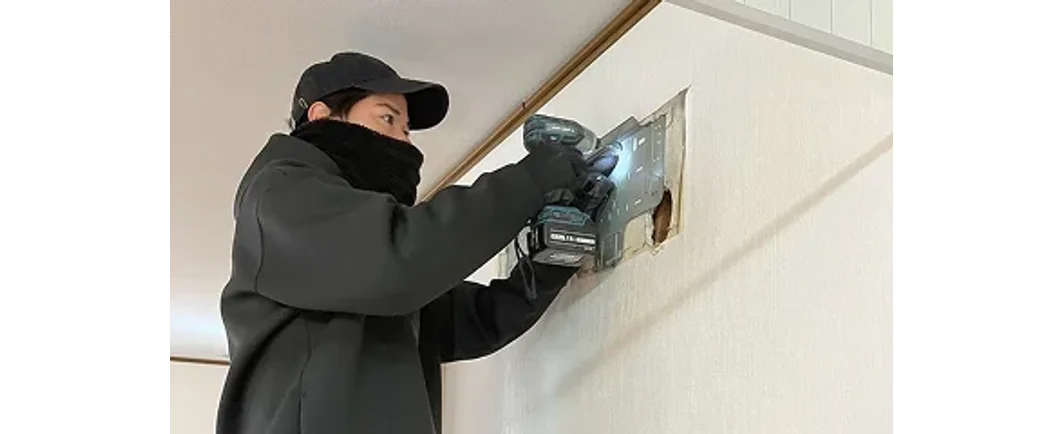 壁面の工事を行う職人