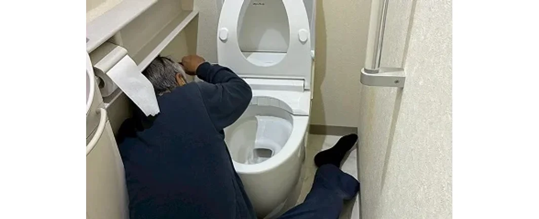 職人が一人でトイレの工事に対応する様子