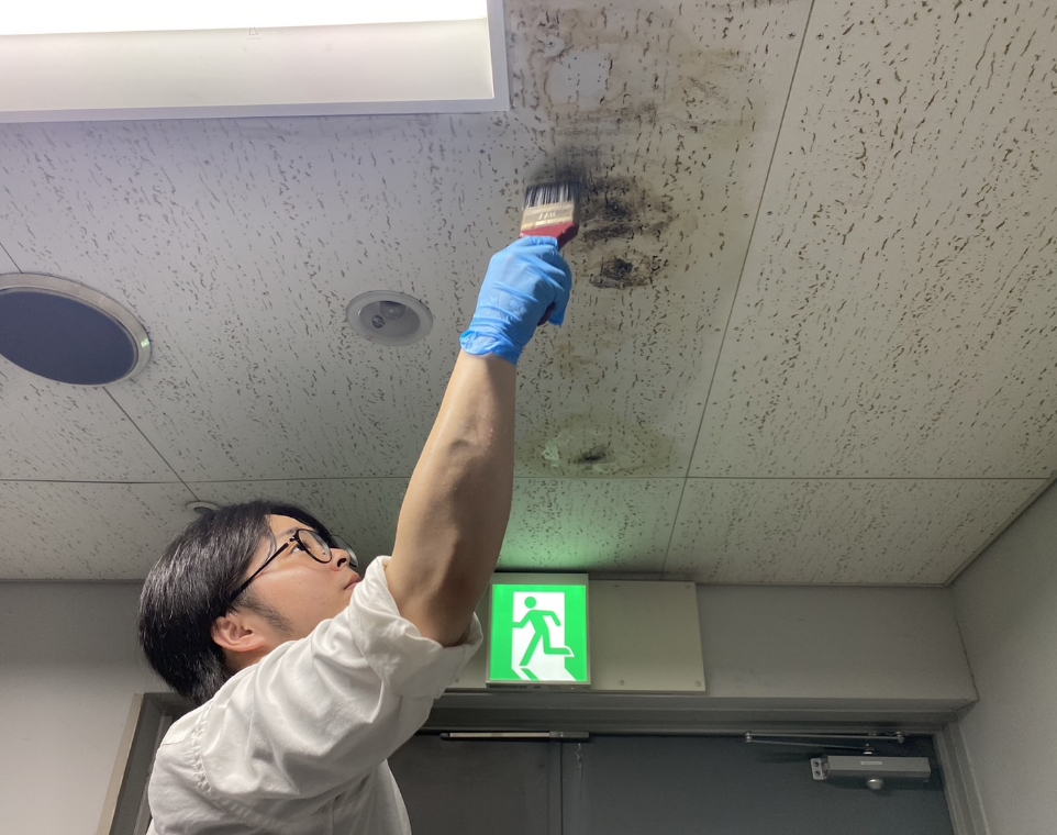 カビ取り職人が天井まわりを施工する様子